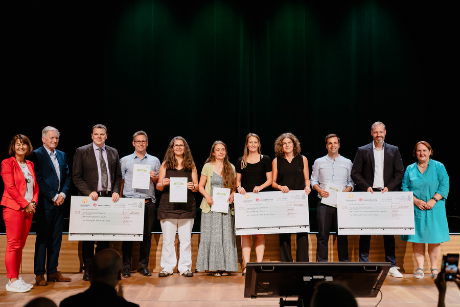 Gruppenbild auf Bühne bei der Verleihung zum Lehrerpreis 2022