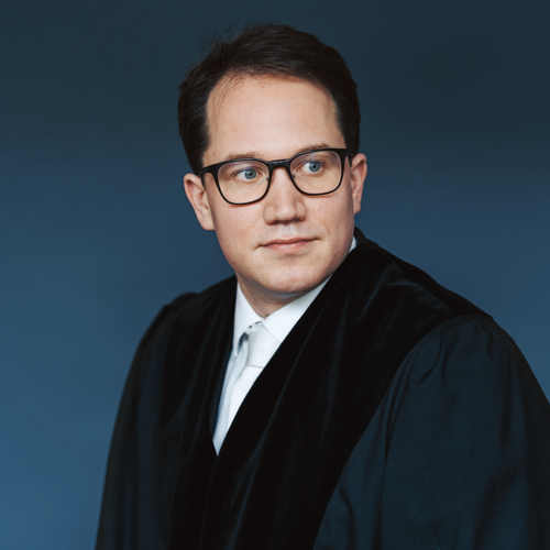 Portraitfoto von Staatsanwalt Sebastian Ibing in Robe