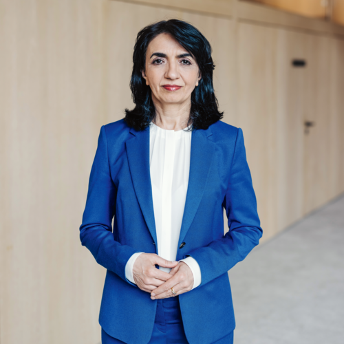 Portraitfoto von Muhterem Aras mit blauem Anzug im Stuttgarter Landtag