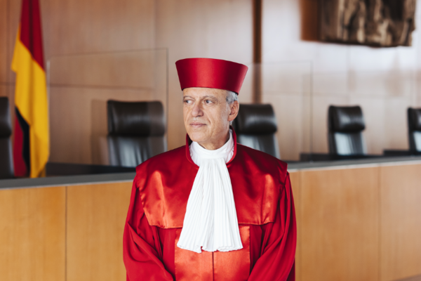 Portraitfoto von einem Richter des Bundesverfassungsgerichts