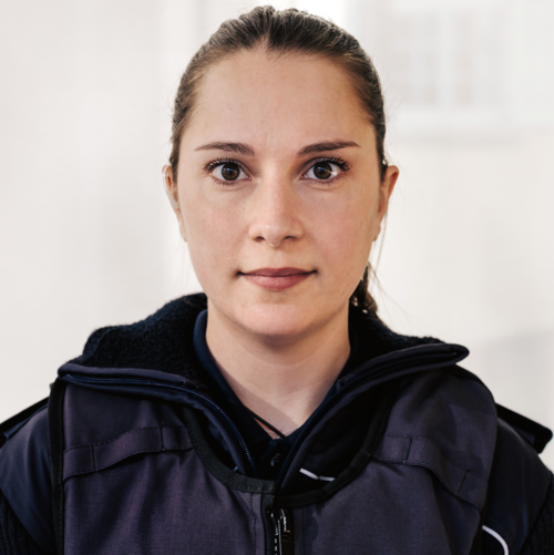 Portraitfoto von Justizvollzugsbeamtin in Uniform