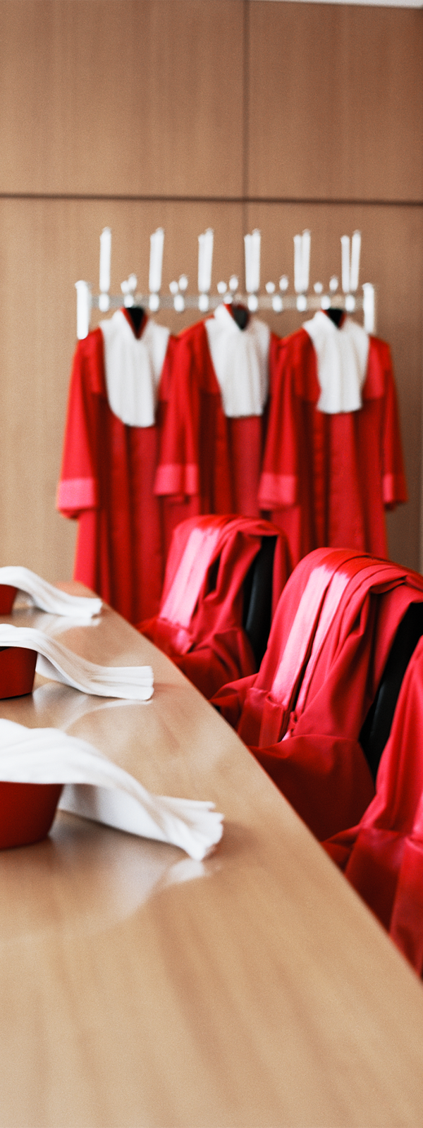 Hinterzimmer des Bundesverfassungsgerichts mit hängenden Roben und Hüten auf dem Tisch