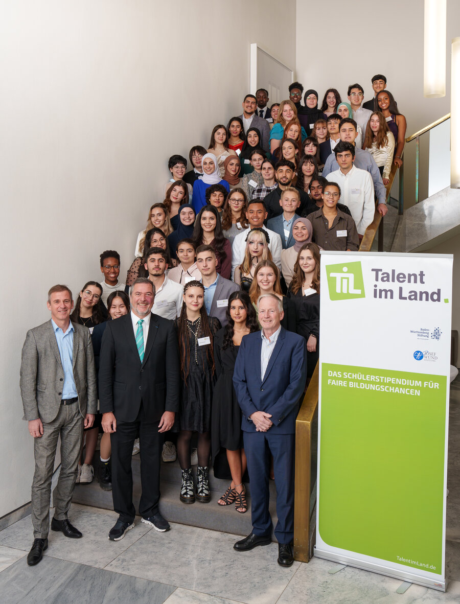 Gruppenbild der Stipendiatinnen und Stipendiaten des Programms "Talent im Land".