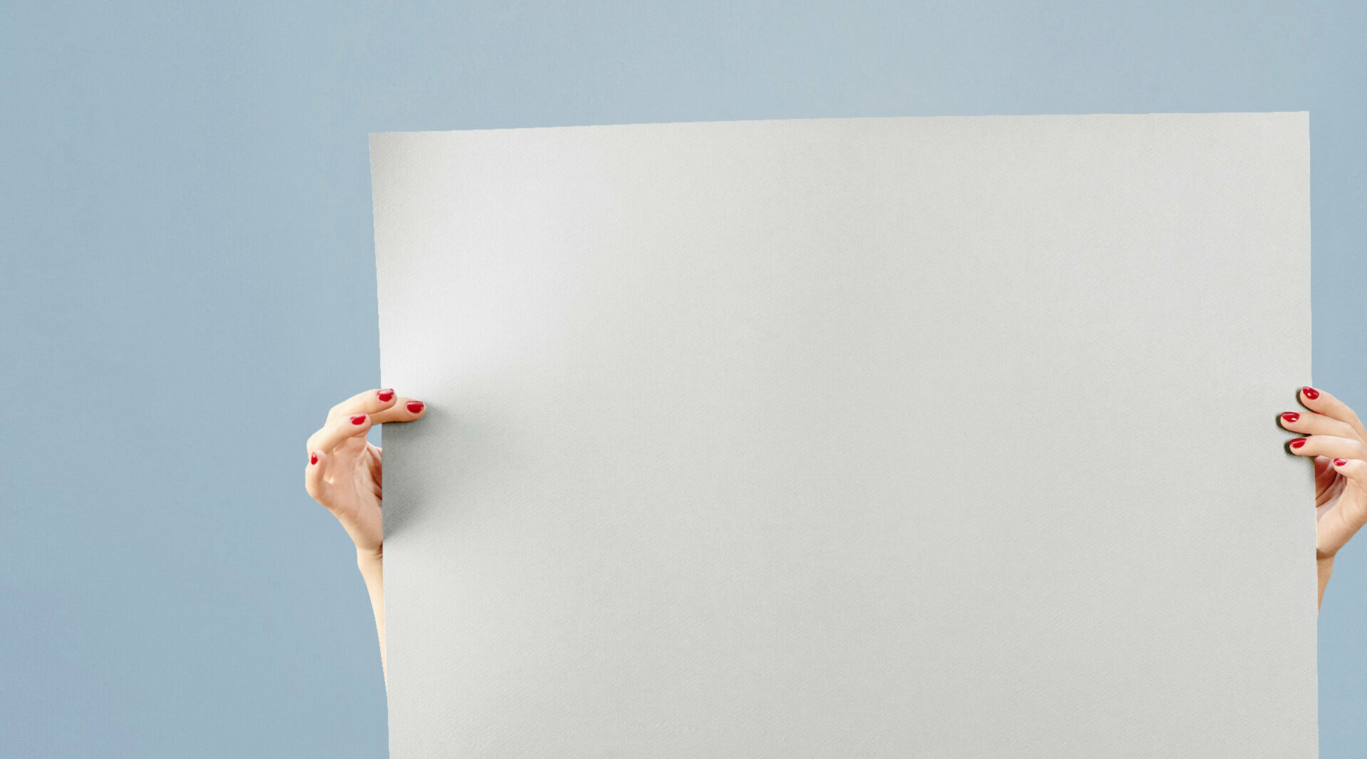 Frauenhände halten ein weißes Blatt hoch, auf dem steht: "Unsere Ausschreibungen in den Bereichen Forschung, Bildung, Gesellschaft & Kultur"