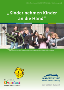 Kinder nehmen Kinder an die Hand