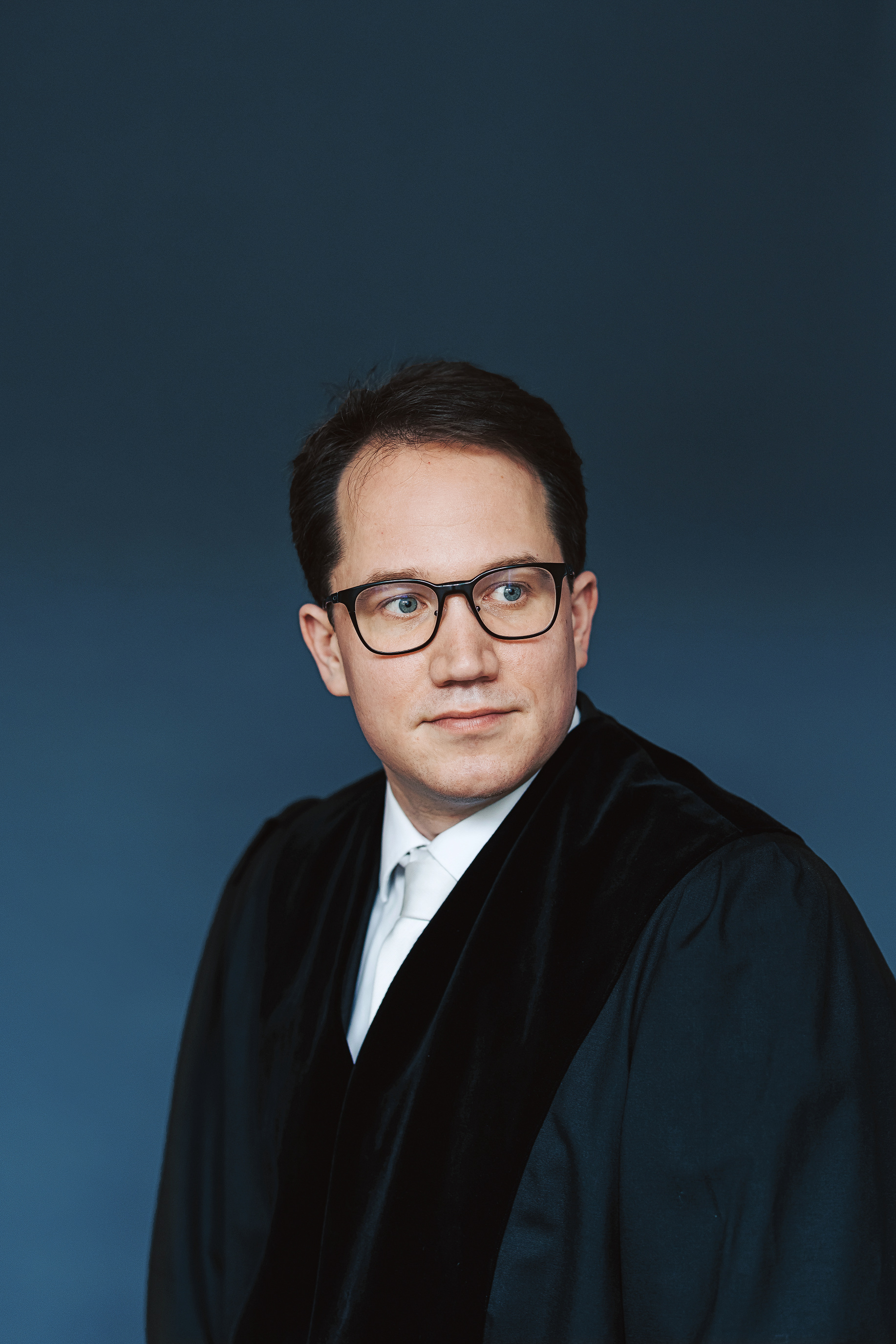 Portraitfoto von Staatsanwalt Sebastian Ibing in Robe